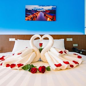Deluxe Chill Room